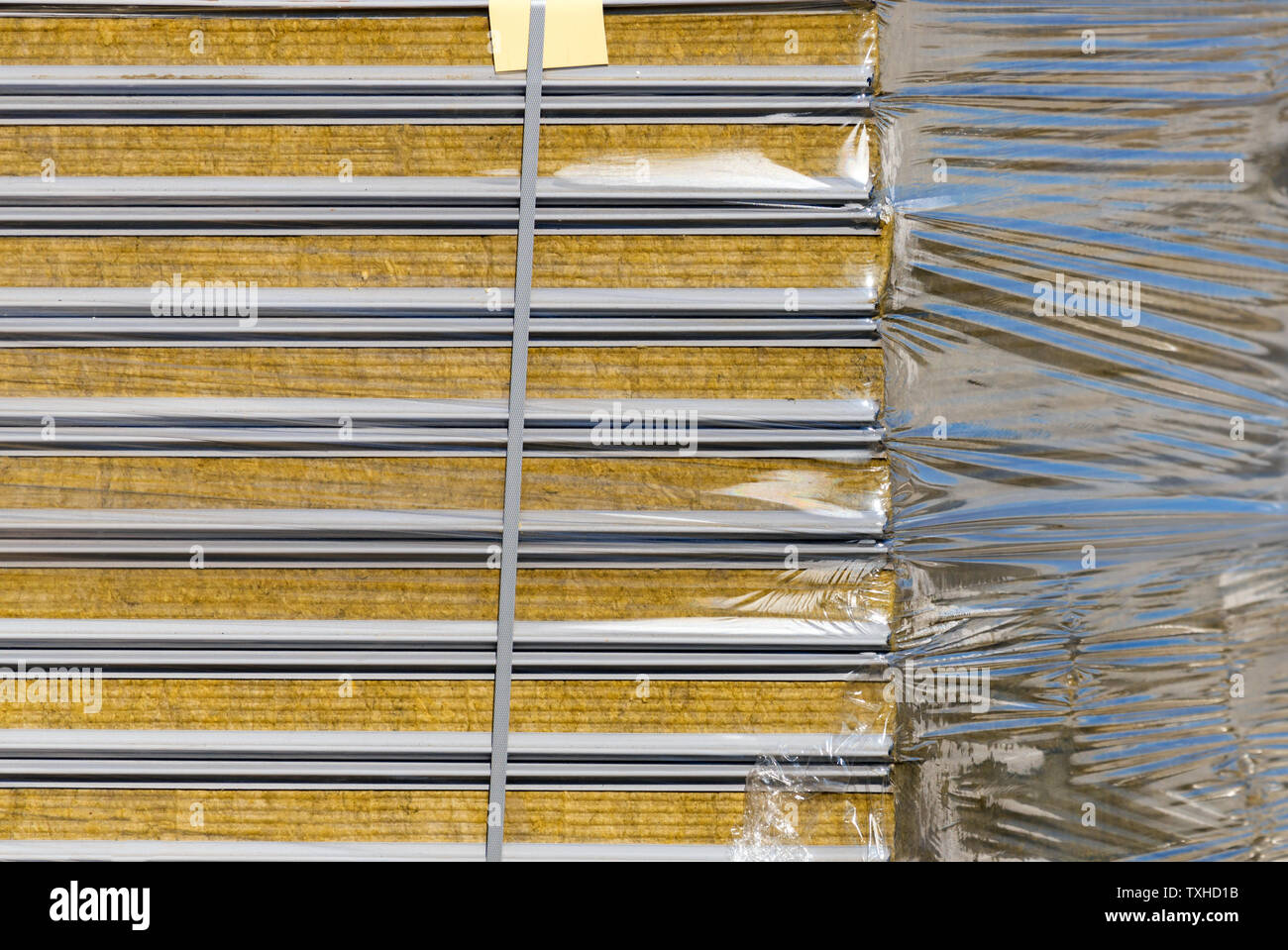 Stapel von modernen sandwich panel Bausteine aus Metall Profil und thermische Isolation Material für den Aufbau von warmen und geschützten Häuser. Stockfoto