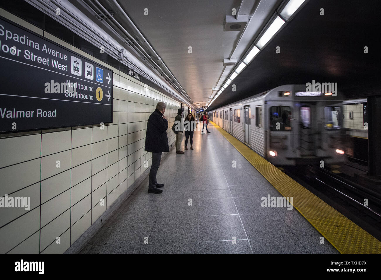 TORONTO, KANADA - 14 November, 2018: Die Menschen warten auf eine U-Bahn in Spadina station Plattform, während eine U-Bahn mit TTC, Toronto Transit Com betrieben Stockfoto