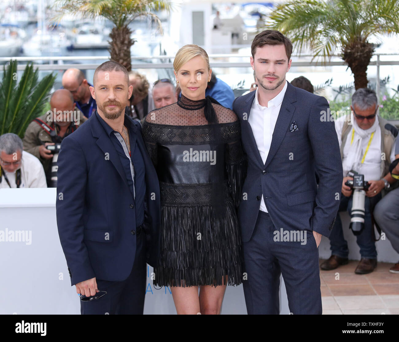 Tom Hardy (L), Charlize Theron (C) und Nicholas Hoult kommen an einem Foto für den Film 'Mad Max: Fury Road" während der 68. Internationalen Filmfestspiele von Cannes in Cannes, Frankreich am 14. Mai 2015. Foto von David Silpa/UPI Stockfoto