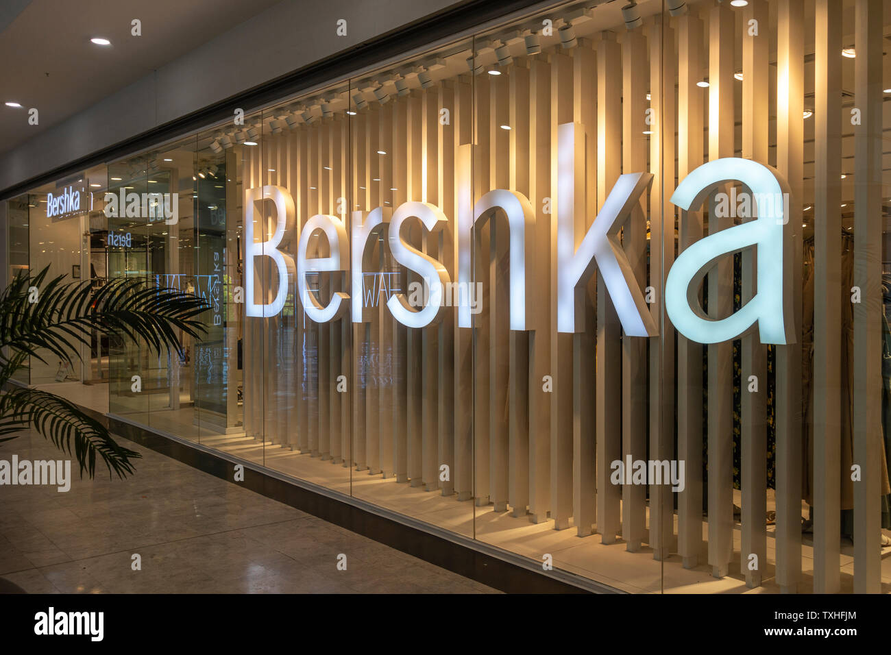 Bershka shopping center -Fotos und -Bildmaterial in hoher Auflösung – Alamy