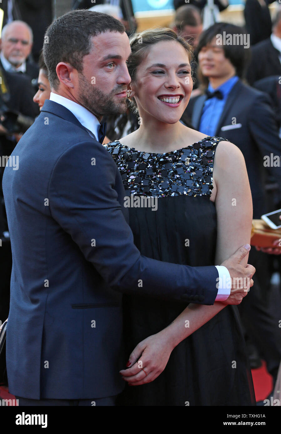 Guillaume Gouix (L) und Alysson Paradis ankommen auf dem roten Teppich vor der Vorführung des Films "Inside Out" während der 68. Internationalen Filmfestspiele von Cannes in Cannes, Frankreich am 18. Mai 2015. Foto von David Silpa/UPI Stockfoto