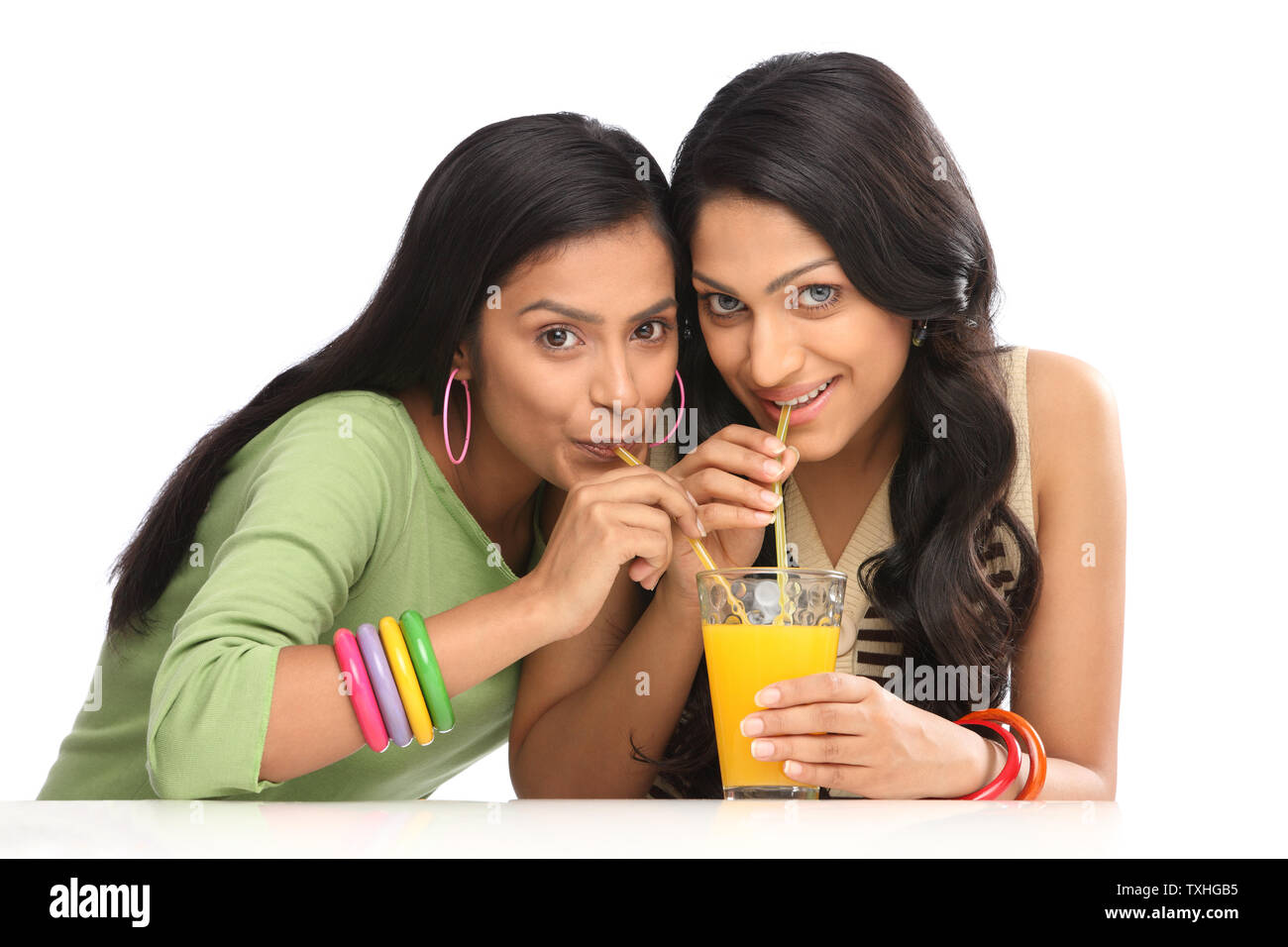 Teenager Mädchen teilen einen drink Stockfoto