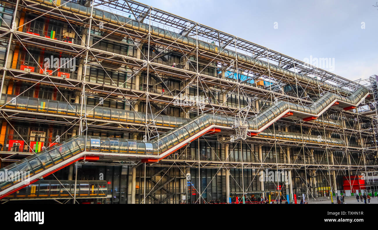 Paris/Frankreich - April 06, 2019: Fassade des Centre Georges Pompidou im Frühjahr Stockfoto