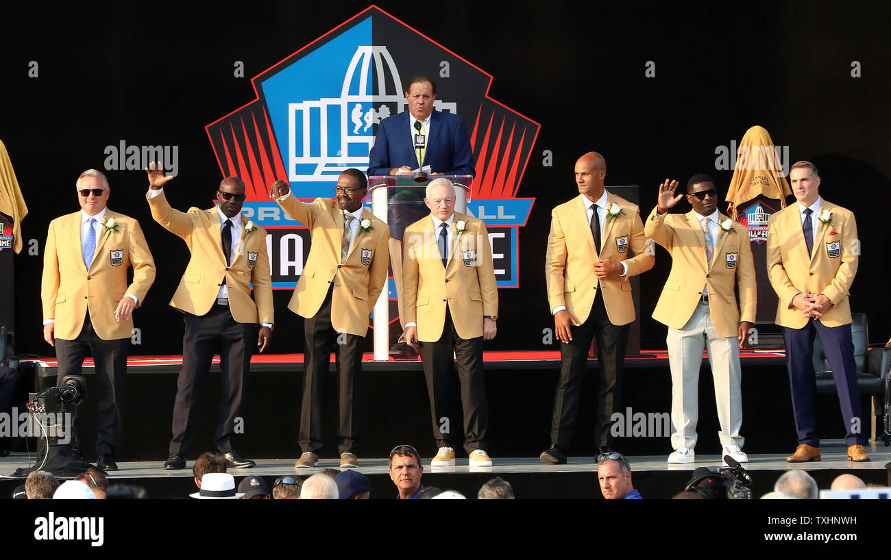 Morton Anderson, Terell Davis, Kenny Easley, Jerry Jones, Jason Taylor, LaDainian Tomlinson und Kurt Warner werden auf die Menschenmenge in der Pro Football Hall of Fame Induktion Zeremonie an Tom Benson Hall of Fame Stadion in Canton, Ohio eingeführt am 5. August 2017. Foto von Aaron Josefczyk/UPI Stockfoto