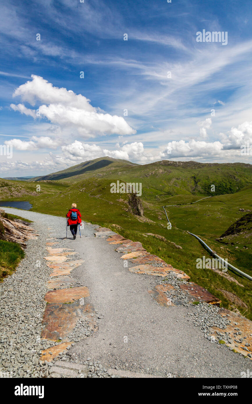 Die Pipeline, die Wasser aus Llyn Llydaw zu Cwm Dyli HEP-Station in der Bergleute, Snowdonia National Park, Gwynedd, Wales, UK gesehen Stockfoto