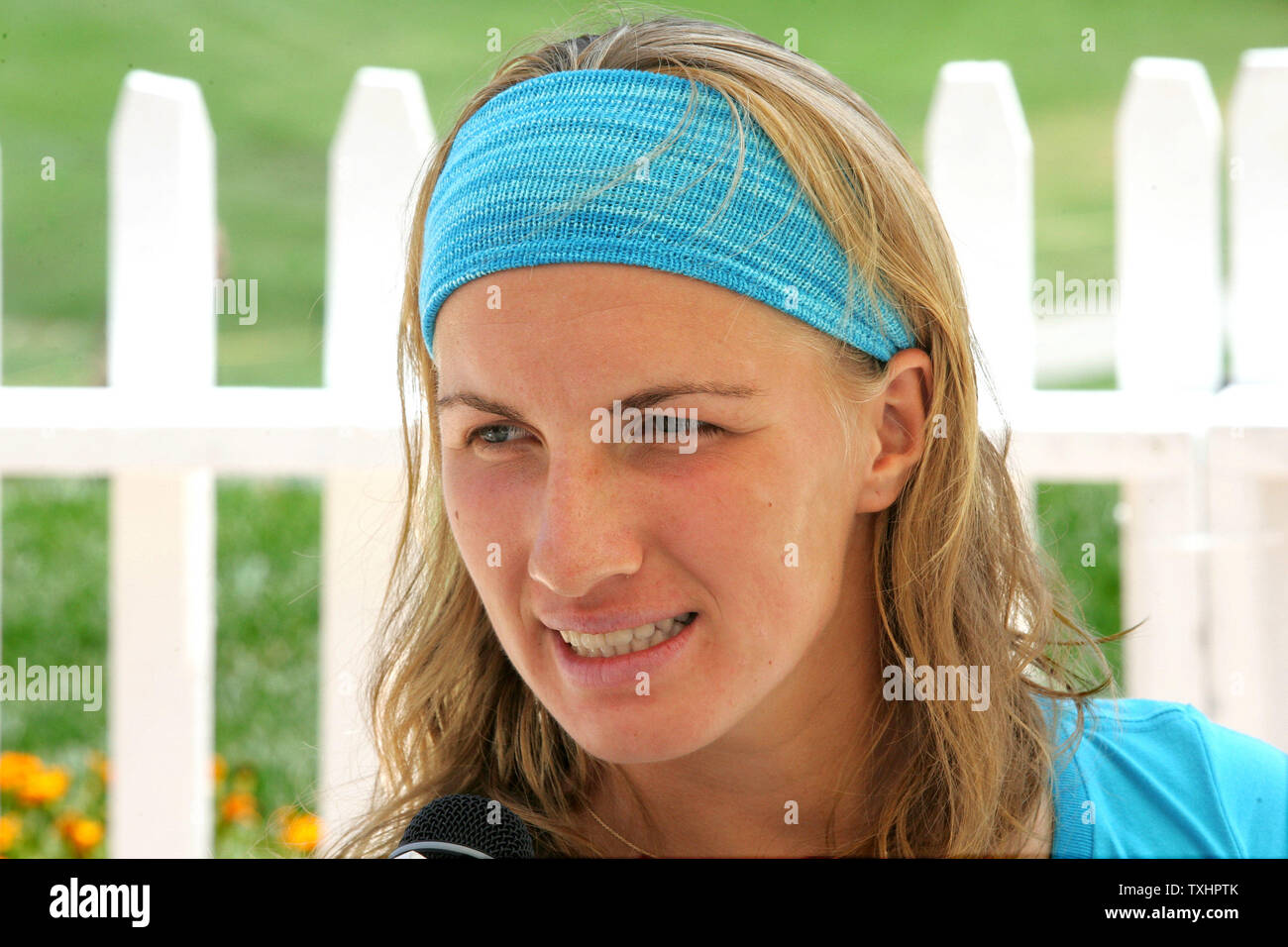 Svetlana Kuznetsova von Russland, 2004 US Open Singles Meister und 4. auf der WTA-Tour geordnet, lächelt während der Interviews auf Medien Tag im Acura Klassiker Damen Tennis Turnier, Carlsbad, Kalifornien, USA, August 01, 2005. Große gesäte Spieler Maria Sharapova und Serena Williams haben aufgrund von Verletzungen zurückgezogen. Während Kuznetsova, Lindsay Davenport und Kim Clijsters beginnen konkurrieren diese Woche mit dem Finale am 7. August 2005. (UPI Foto/Tom Theobald) Stockfoto