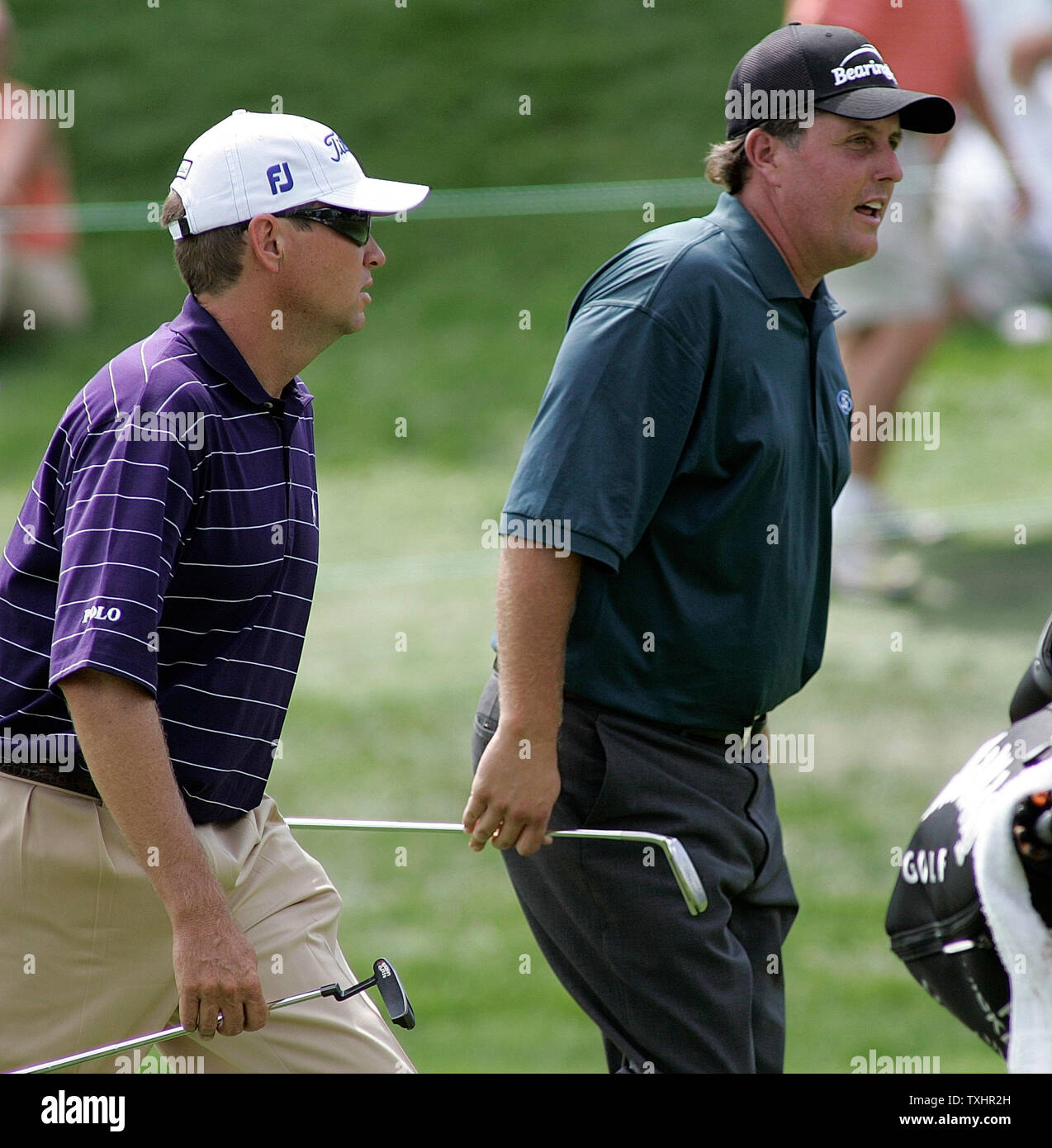 Davis Love III (L) und Phil Mickelson (R) gehen Sie die neunte Fahrrinne während der ersten Runde der Internationalen Castle Pines Golf Club in Castle Rock, Colorado, 10. August 2006. Mickelson ist Zweiter und Liebe II ist Vierzehnten auf die Vereinigten Staaten Ryder Cup Team Rankings. (UPI Foto/Gary C. Caskey) Stockfoto