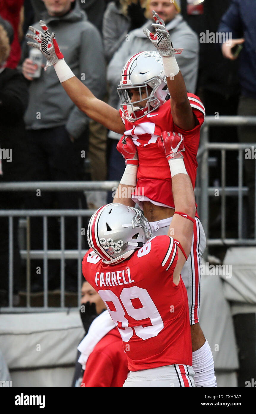 Die Ohio State Lukas Farrell hält bis Chris Olave nach einem Touchdown catch gegen Michigan in der ersten Hälfte November 24, 2018 in Columbus, Ohio. Foto von Aaron Josefczyk/UPI Stockfoto