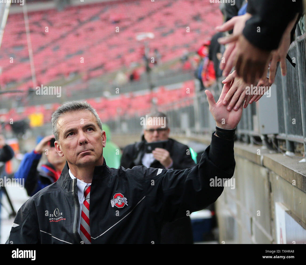 Ohio Zustand Trainer städtischer Meyer klatscht die Hände der Fans, als er das Stadion für die Roßkastanien Spiel gegen Michigan November 24, 2018 in Columbus, Ohio. Foto von Aaron Josefczyk/UPI Stockfoto