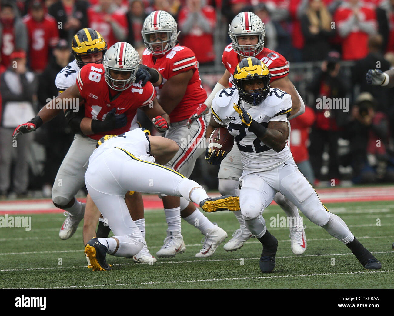 Michigan's Karan Higdon läuft gegen Ohio State in der ersten Hälfte November 24, 2018 in Columbus, Ohio. Foto von Aaron Josefczyk/UPI Stockfoto