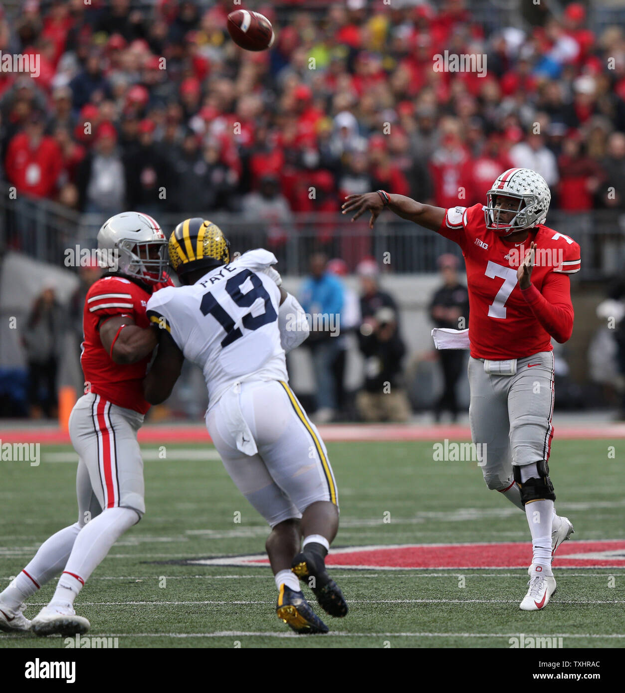 Die Ohio State Dwayne Haskins III wirft einen Touchdown Pass in der ersten Hälfte November 24, 2018 in Columbus, Ohio, Jonnie Dixon III. Foto von Aaron Josefczyk/UPI Stockfoto