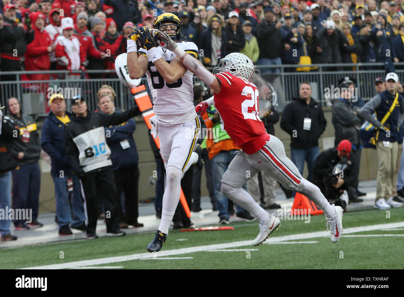 Die Ohio State Peter Werner bricht ein Pass für die Michigan Zach Adel in der ersten Hälfte November 24, in Columbus, Ohio 2018 vorgesehen. Foto von Aaron Josefczyk/UPI Stockfoto