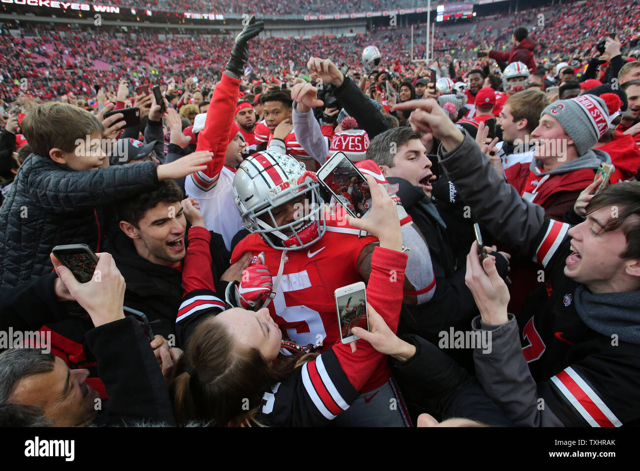 Die Ohio State Mike Weber jr. feiert mit der Masse nach dem Sieg über Michigan 62-39 November 24, 2018 in Columbus, Ohio. Foto von Aaron Josefczyk/UPI Stockfoto