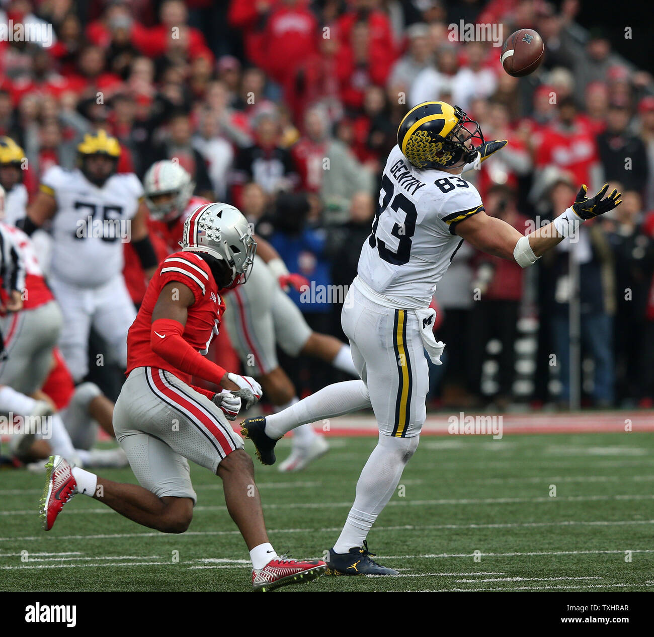 Michigan's Zach Gentry ist nicht in der Lage, eine Verriegelung gegen Ohio State 24. November 2018 in Columbus, Ohio. Foto von Aaron Josefczyk/UPI Stockfoto