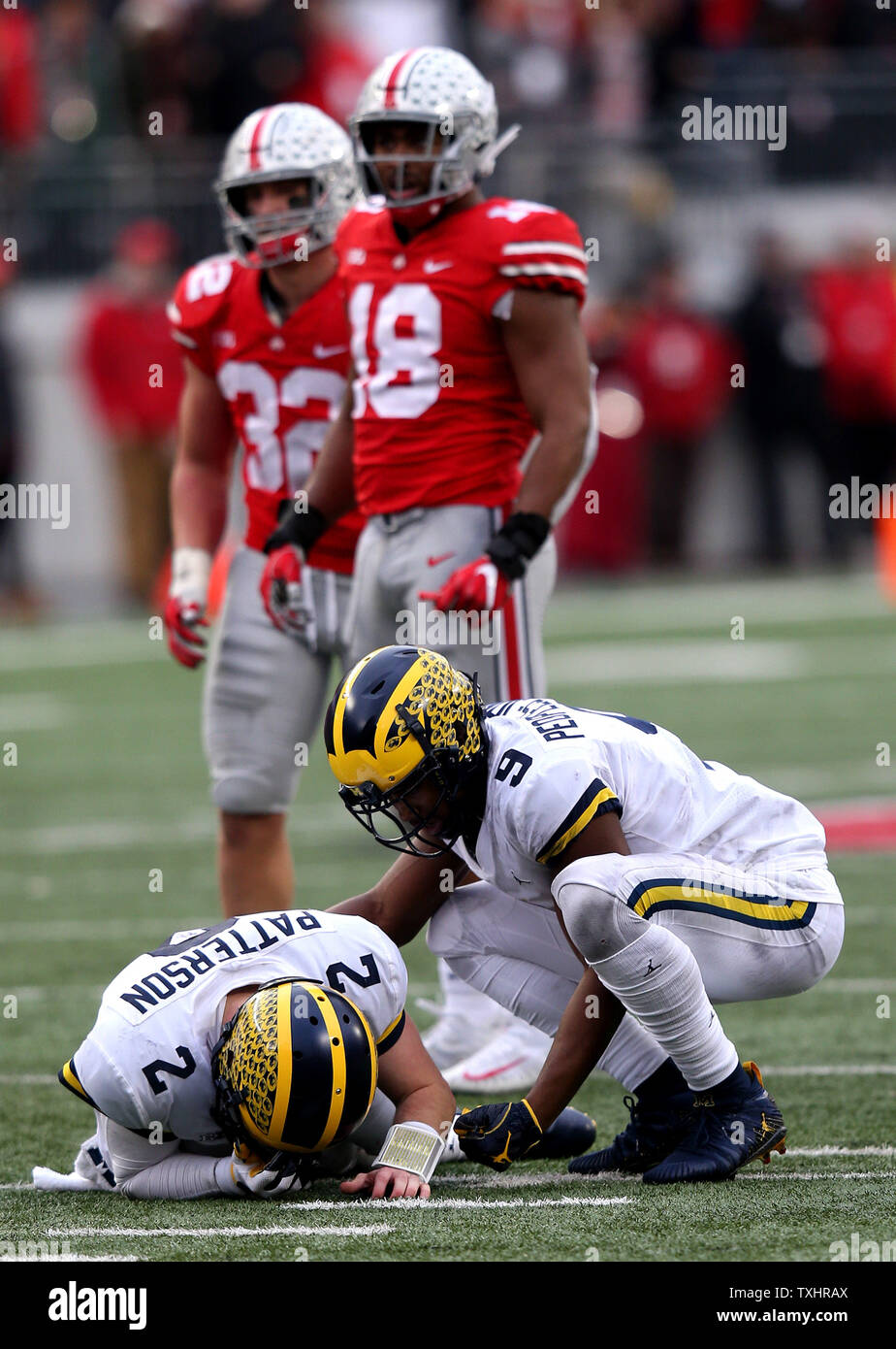 Michigan Quarterback Shea Patterson (2) Ist bei durch Donovan Peoples-Jones nach der Ohio State Jonathan Cooper (18), 24. November 2018 in Columbus, Ohio eingenommen worden war. Foto von Aaron Josefczyk/UPI Stockfoto