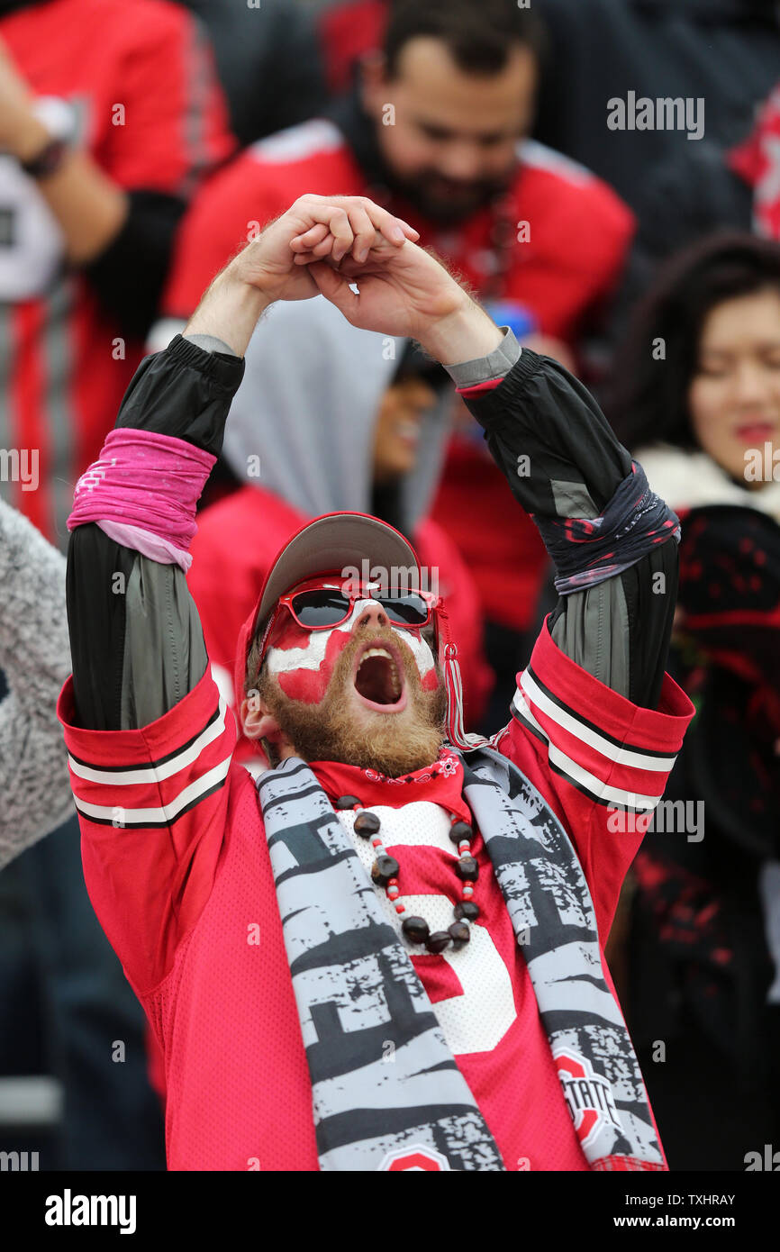 Ein Ohio State fan feiert nach einem Sieg gegen Michigan 62-39 November 24, 2018 in Columbus, Ohio. Foto von Aaron Josefczyk/UPI Stockfoto