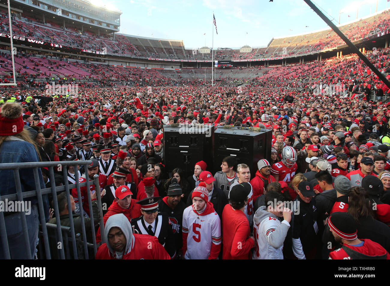Ohio State Fans füllen das Feld nach den Roßkastanien zerquetscht Michigan 62-39 November 24, 2018 in Columbus, Ohio. Foto von Aaron Josefczyk/UPI Stockfoto
