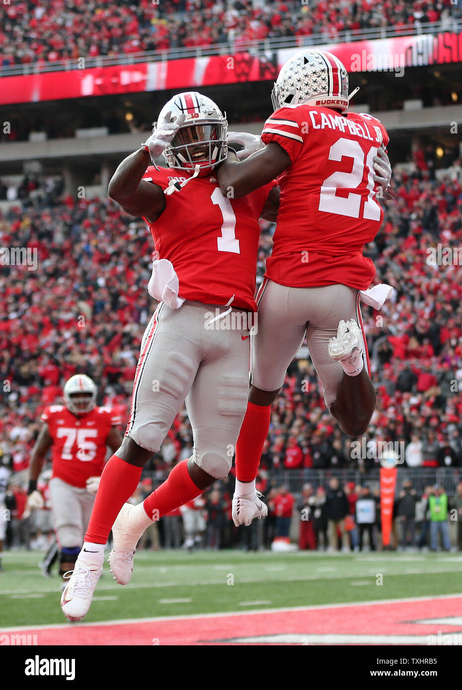 Die Ohio State Johnnie Dixon III feiert mit Parris Campbell jr. Nach einem Touchdown gegen Michigan November 24, in Columbus, Ohio 2018. Foto von Aaron Josefczyk/UPI Stockfoto