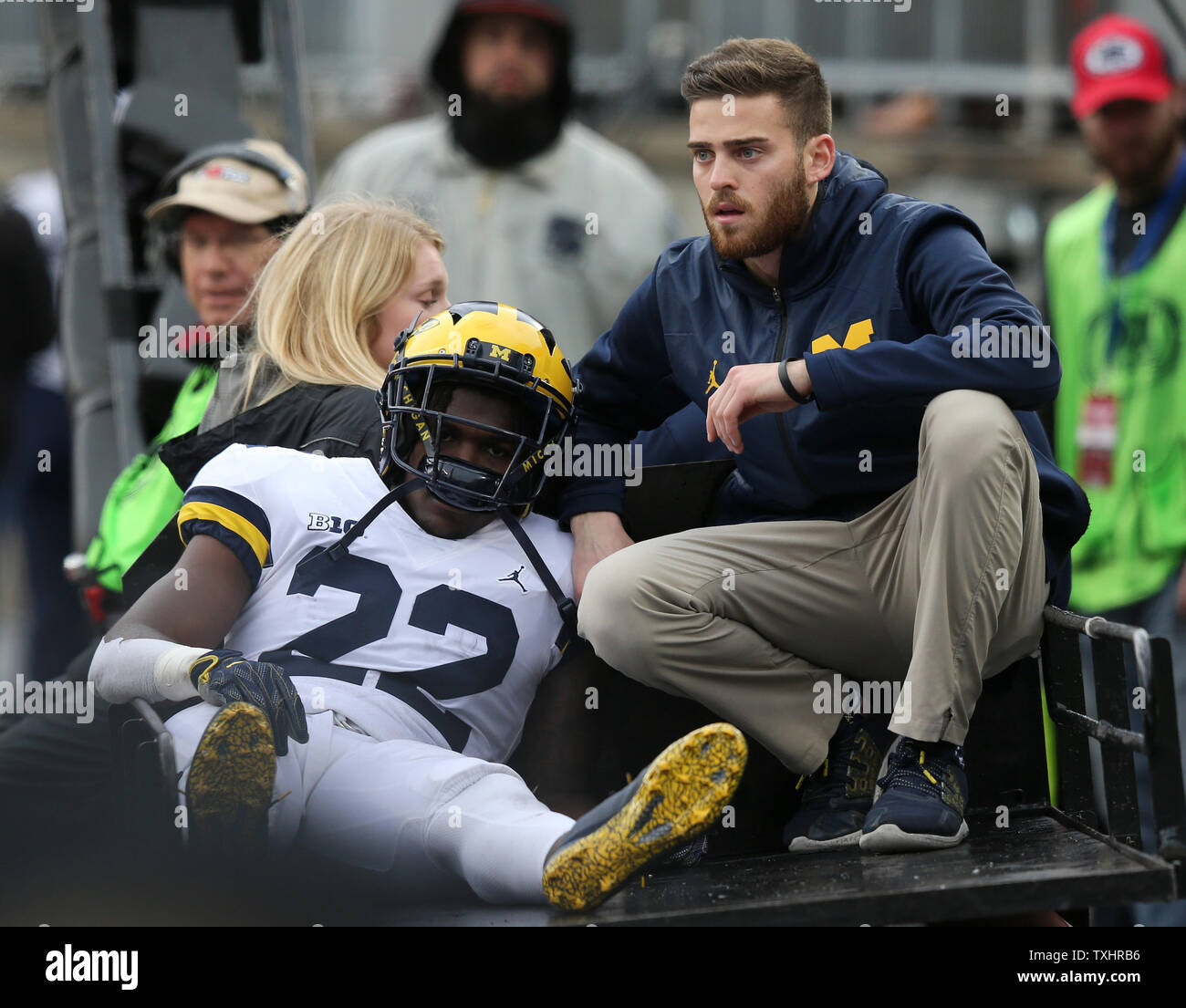 Michigan's Karan Higdon verlässt das Feld auf einem Wagen mit einer Verletzung gegen Ohio State 24. November 2018 in Columbus, Ohio. Foto von Aaron Josefczyk/UPI Stockfoto