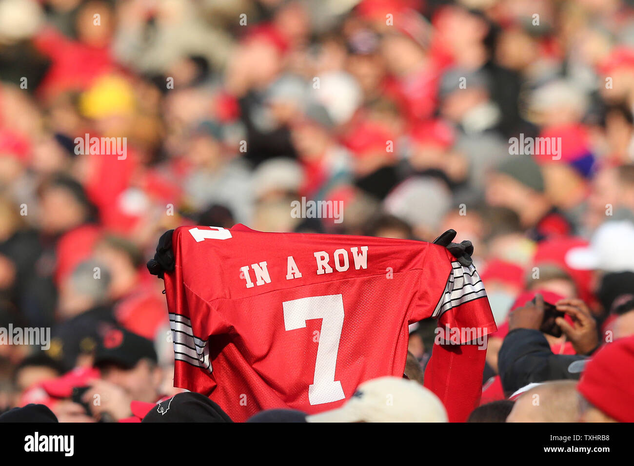 Ohio State fan hält ein Trikot mit 7 in einer Reihe, Ohio States 7. aufeinanderfolgenden über Michigan Sie besiegte 62-39 November 24, 2018 in Columbus, Ohio zu gewinnen. Foto von Aaron Josefczyk/UPI Stockfoto