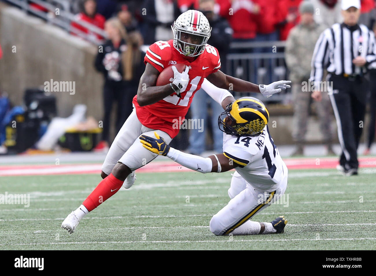 Die Ohio State Parris Campbell jr. läuft aus dem Verständnis der Michigan's Josh Metellus November 24, in Columbus, Ohio 2018. Foto von Aaron Josefczyk/UPI Stockfoto
