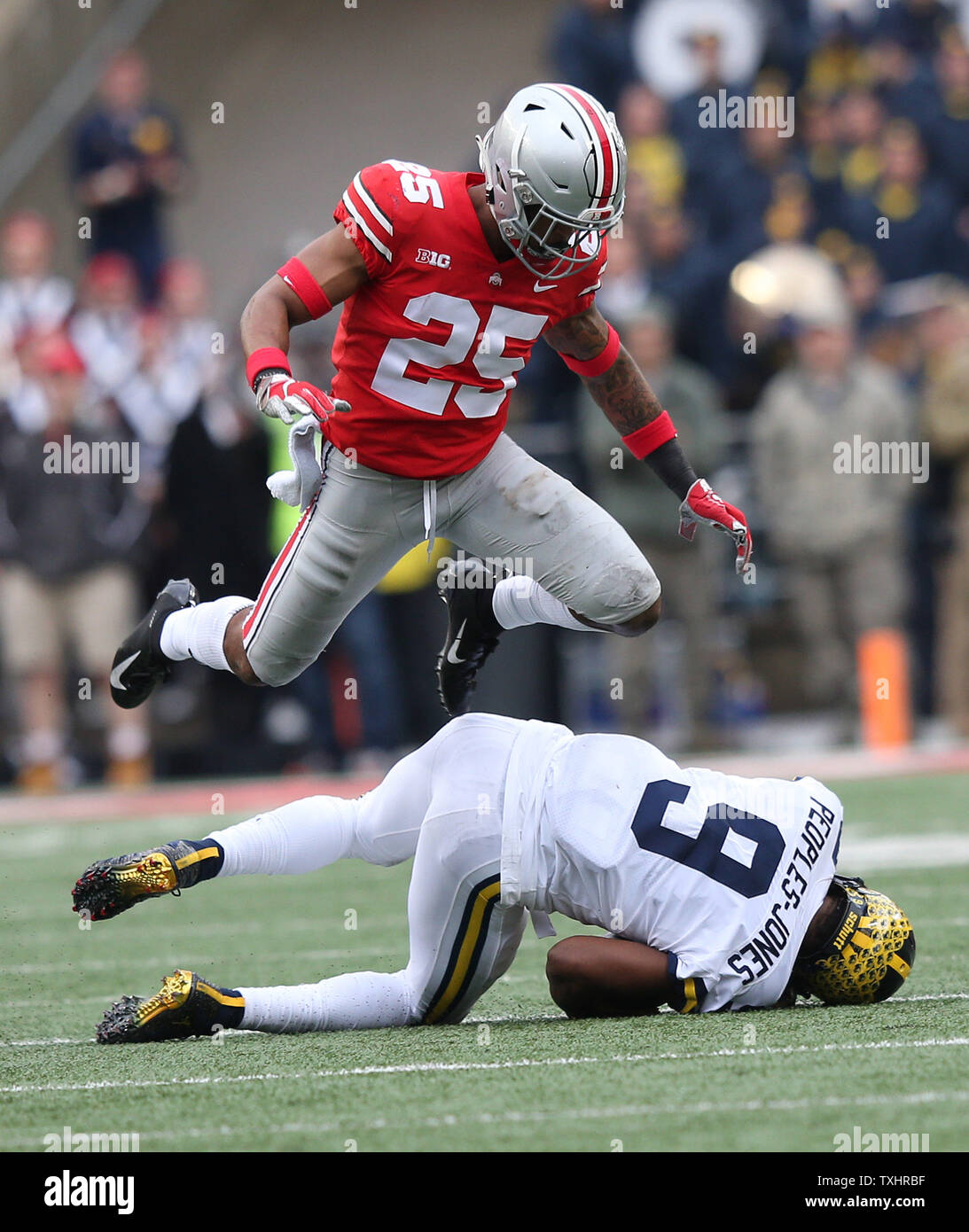 Die Ohio State Brendon Weiß springt über Michigan's Donovan Peoples-Jones nach einem Big Hit 24. November 2018 in Columbus, Ohio. Foto von Aaron Josefczyk/UPI Stockfoto