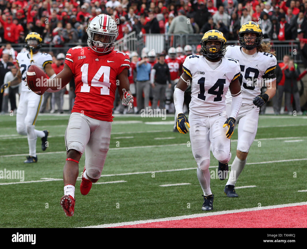 Die Ohio State K.J. Hill Jr. gleitet in für einen Touchdown gegen Michigan November 24, in Columbus, Ohio 2018. Foto von Aaron Josefczyk/UPI Stockfoto