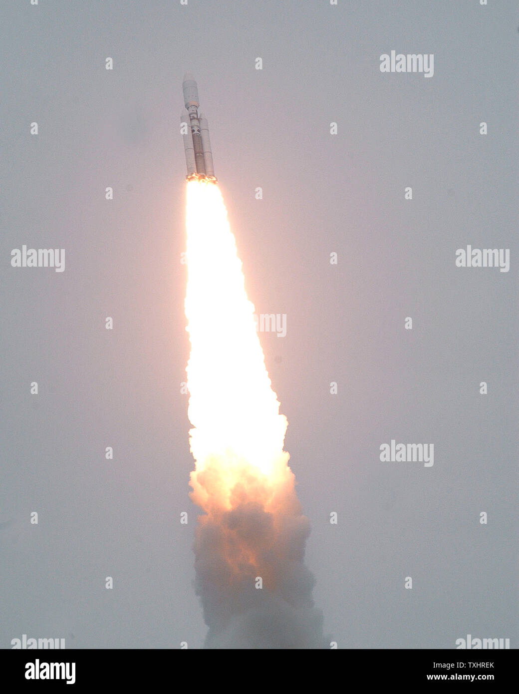 Einer Titan-IV-Rakete im Namen freundlicher in Richtung Platz um 1:50 pm am Feb 14, 2004 von der Cape Canaveral Air Station, den zweiundzwanzigsten Defense Support Program Raketenwarnung Satelliten in eine 22.300 Kilometer Orbit für das US-Militär zu platzieren. Es wird die Umlaufbahn Flotte von DSP-Satelliten, die die USA und ihre Verbündeten mit Warnungen über ballistische Rakete startet und die Erkennung von Atomwaffen und arbeiten zusammen, um den gesamten Globus abdecken. (UPI Foto/MARINO/CANTRELL) Stockfoto