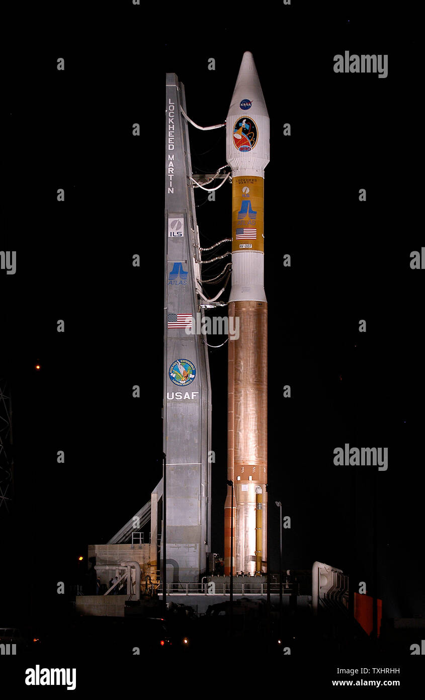 Eine Atlas V Rakete rollt zum Launch Complex 41 in der Vorbereitung für den Start des Satelliten der NASA Mars Aufklärer Orbiter zum Mars am 10.08.2005 auf der Cape Canaveral Air Force Station entfernt. (UPI Foto/Marino-Cantrell) Stockfoto