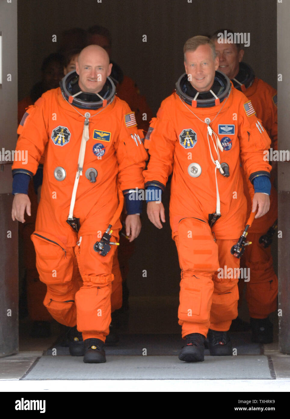 Commander Steven Lindsey (R) und Pilot Mark Kelly (L) führen ihre Mannschaft aus den Operationen und Kasse Gebäude an Bord des NASA Astro-van en route zum Space Shuttle Discovery zur Mission STS-121 in Cape Canaveral, Florida am 1. Juli 2006. (UPI Foto/Pat Benic) Stockfoto