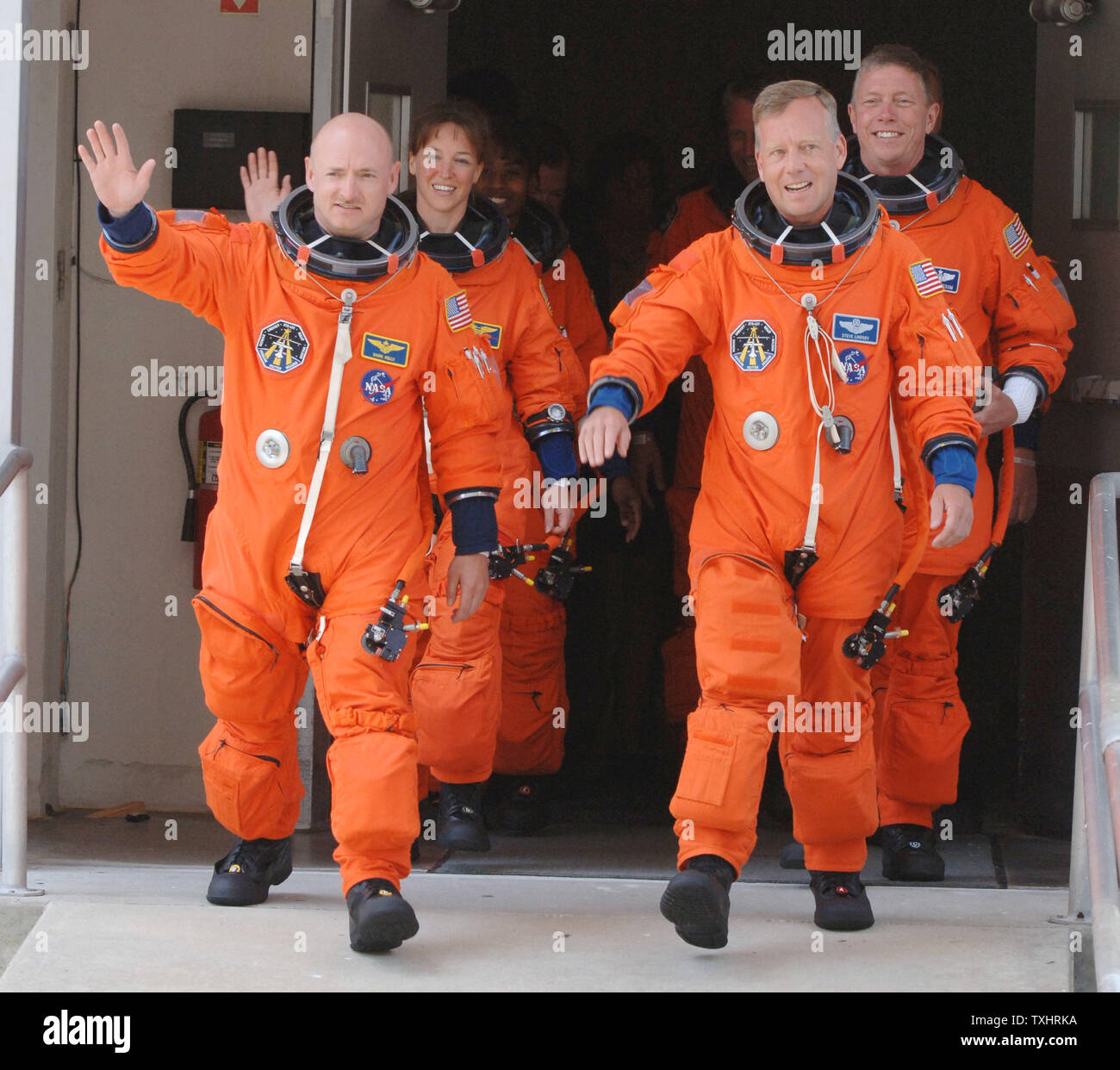 Commander Steven Lindsey (R) und Pilot Mark Kelly (L) führen Mission Spezialisten Lisa Nowak (2. Zeile, L), Michael Fossum (2. Zeile, R). plus Stephanie Wilson, Piers Sellers und Thomas Reiter aus den Operationen und Kasse Gebäude an Bord des NASA Astro-van en route zum Space Shuttle Discovery zur Mission STS-121 in Cape Canaveral, Florida am 1. Juli 2006. (UPI Foto/Pat Benic) Stockfoto