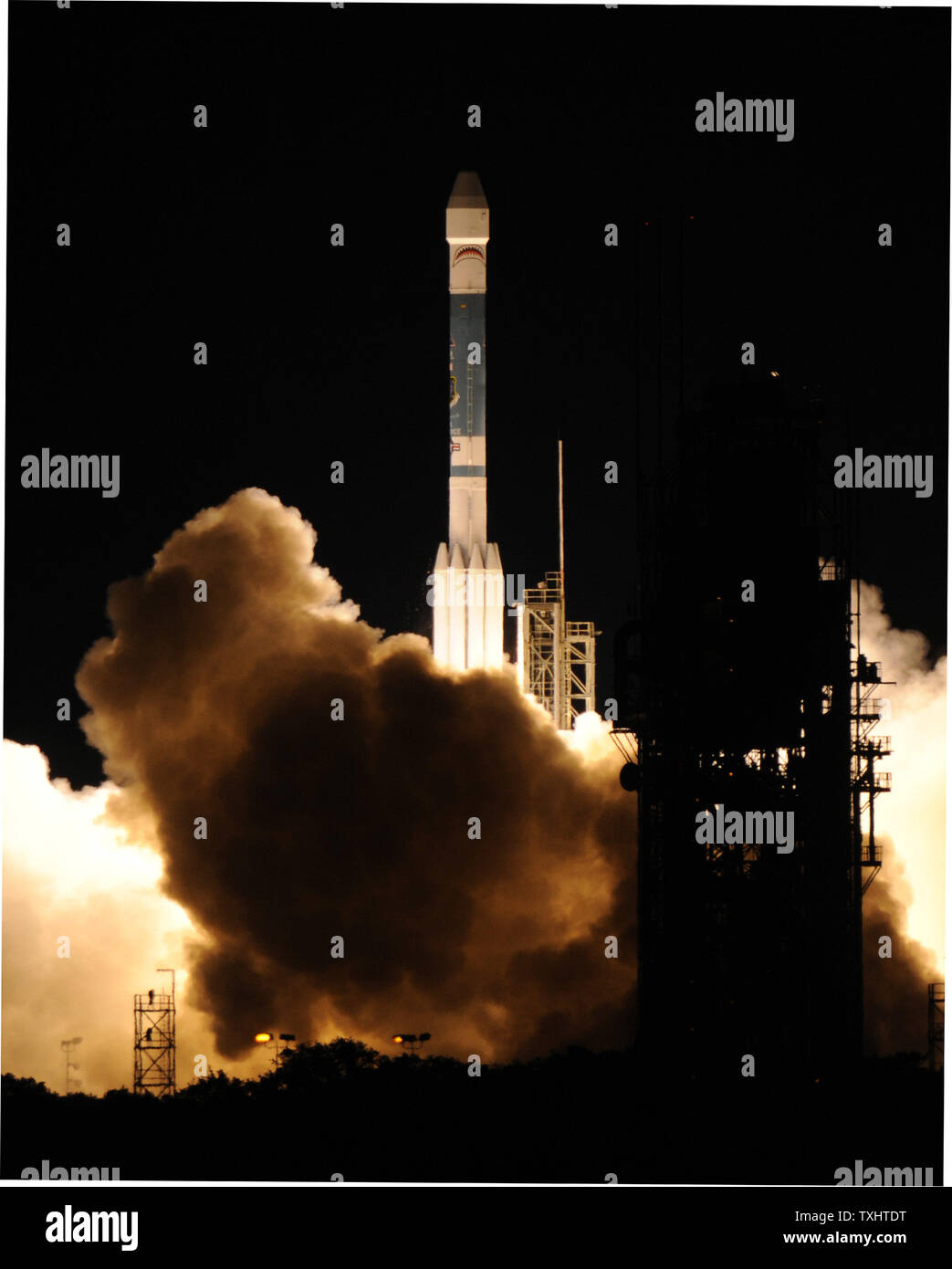 Ein United Launch Alliance Boeing Delta-II-Rakete startet um 4:34 Uhr von Launch Complex 17A an der Cape Canaveral Air Force Station in Florida am 24. März 2009. An Bord ist das 20 Global Positioning System GR 2 Satelliten, die mit den anderen 19 GPS-Satelliten im Orbit betreiben, und verbessern Sie die Signale der GPS-Benutzer auf der ganzen Welt aktualisiert. (UPI Foto/Joe Marino-Bill Cantrell) Stockfoto