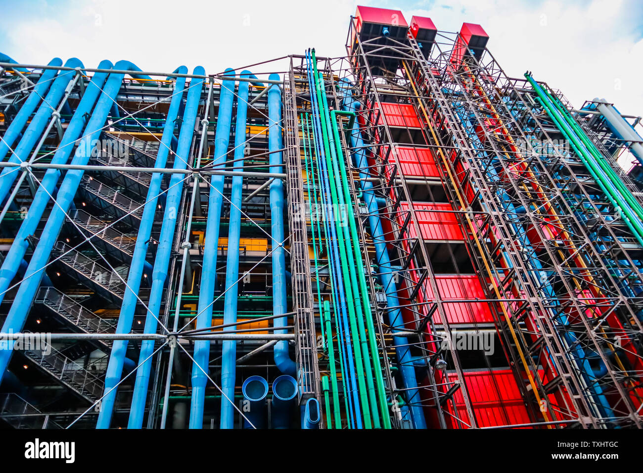 Paris/Frankreich - April 06, 2019: bunte Fassade im Zentrum von Georges Pompidou Stockfoto
