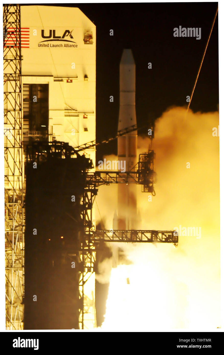 Die United Launch Alliance Delta 4 von Space Launch Complex 37B um 6: 57 Uhr März 4,2010 der Cape Canaveral Air Force Station in Florida. die Rakete durch zwei Solid Rocket Booster angetrieben wird die Geostationary Operational Environmental Satellite P [geht] für die NASA und NOAA starten. UPI/Joe Marino-Bill Cantrell Stockfoto