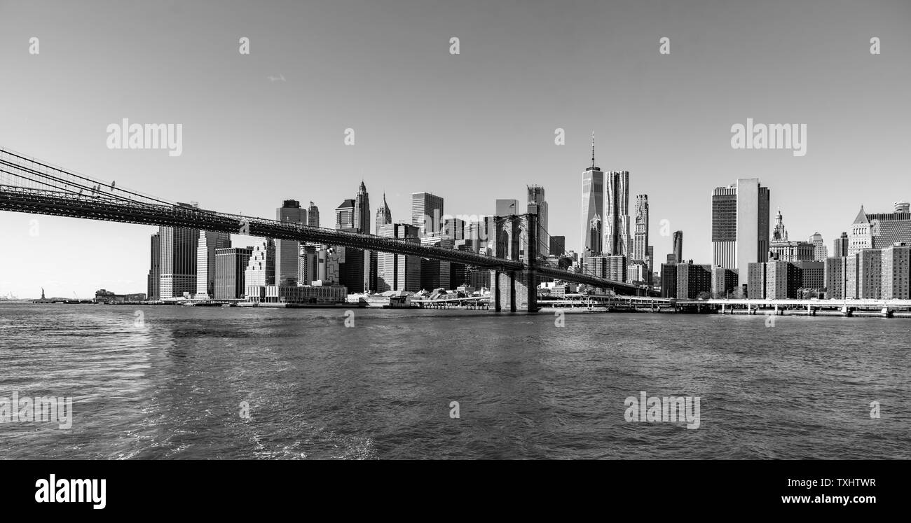 Berühmte Skyline von Downtown New York City, Brooklin Bridge und Manhattan mit Wolkenkratzern über den East River panorama beleuchtet. New York, USA Stockfoto