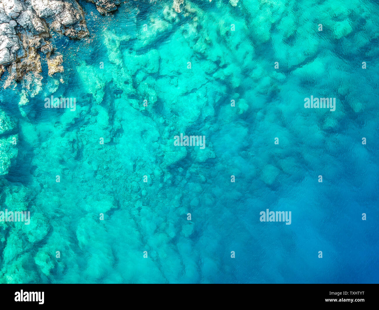 In die Tiefe 2. Blick von oben Der clear Aqua Blue Sea mit Felsformationen unter. Toller Hintergrund Bild. Türkei Stockfoto