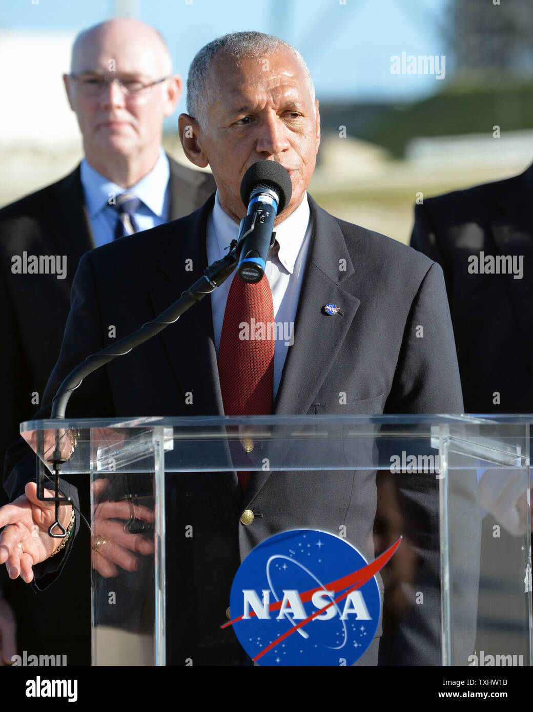 NASA-Administrator, Charlie Bolden beantwortet Fragen der Presse in Komplexen 37 Start auf der Cape Canaveral Air Force Station in Florida am 3. Dezember 2014. Bolden ist an der Startrampe die Einleitung der NASA Exploration Test Flight1 (EFT-1) für den 4. Dezember geplante zu bezeugen. Die NASA-Raumsonde Orion ist ein United Launch Alliance Delta IV Heavy Rakete montiert und wird auf seiner Jungfernfahrt fliegen Fahrzeugsysteme auf vier und eine halbe Stunde Mission zu testen. Orion, die NASA-Raumsonde der nächsten Generation, ist für die bemannte Reisen in die Tiefen des Weltraums erforschen Asteroiden und Mars geplant. (UPI Foto/Joe Mar Stockfoto