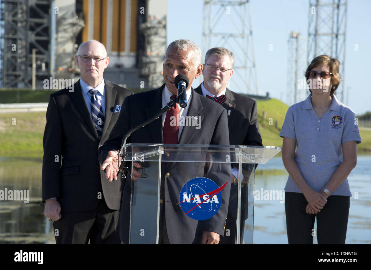 NASA-Administrator, Charlie Bolden beantwortet Fragen der Presse in Komplexen 37 Start auf der Cape Canaveral Air Force Station in Florida am 3. Dezember 2014. Bolden ist an der Startrampe die Einleitung der NASA Exploration Test Flight1 (EFT-1) für den 4. Dezember geplante zu bezeugen. Die NASA-Raumsonde Orion ist ein United Launch Alliance Delta IV Heavy Rakete montiert und wird auf seiner Jungfernfahrt fliegen Fahrzeugsysteme auf vier und eine halbe Stunde Mission zu testen. Orion, die NASA-Raumsonde der nächsten Generation, ist für die bemannte Reisen in die Tiefen des Weltraums erforschen Asteroiden und Mars geplant. (UPI Foto/Joe Mar Stockfoto