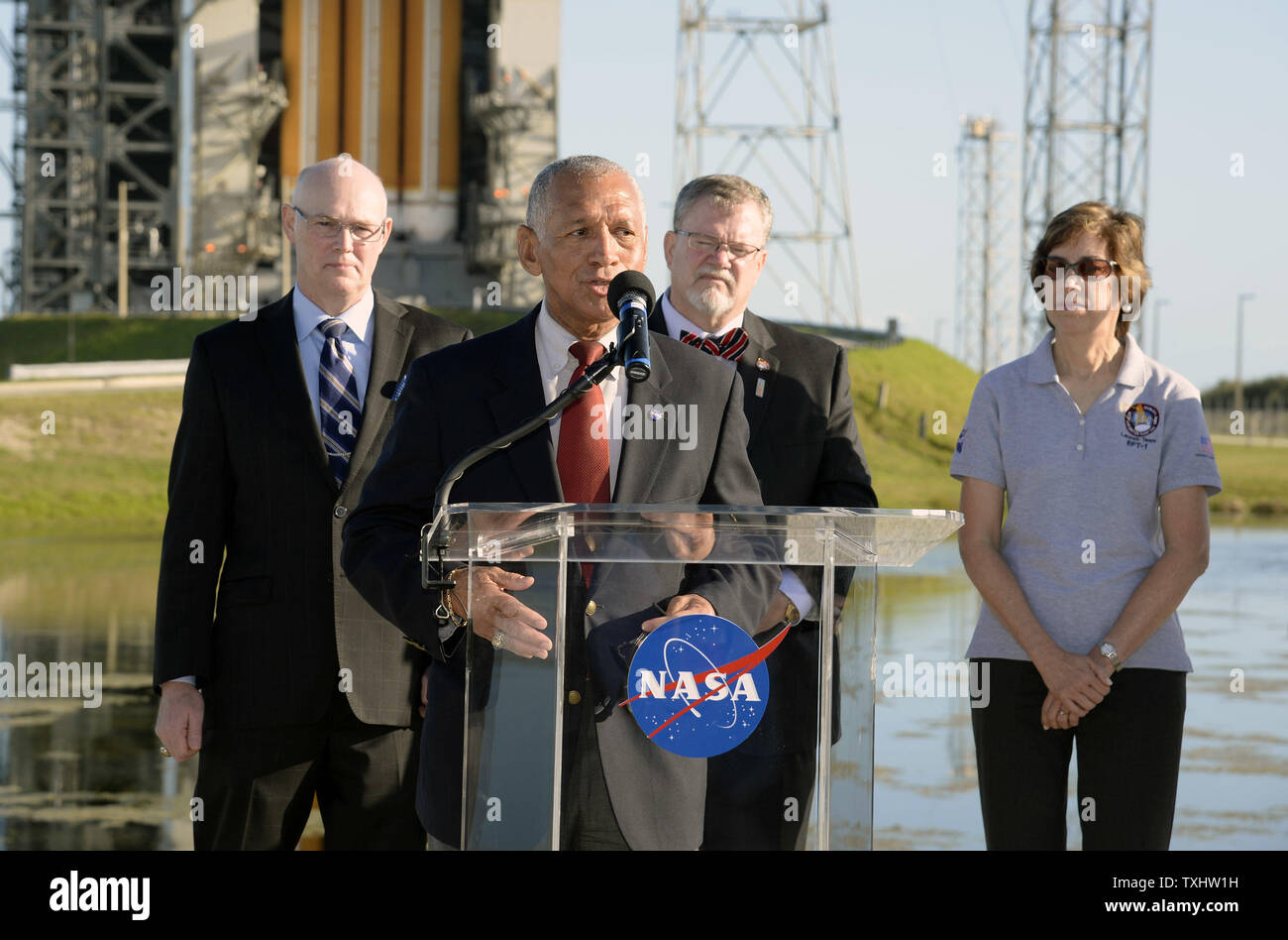 NASA-Administrator, Charlie Bolden beantwortet Fragen der Presse in Komplexen 37 Start auf der Cape Canaveral Air Force Station in Florida am 3. Dezember 2014. Bolden ist an der Startrampe die Einleitung der NASA Exploration Test Flight1 (EFT-1) für den 4. Dezember geplante zu bezeugen. Die NASA-Raumsonde Orion ist ein United Launch Alliance Delta IV Heavy Rakete montiert und wird auf seiner Jungfernfahrt fliegen Fahrzeugsysteme auf vier und eine halbe Stunde Mission zu testen. Orion, die NASA-Raumsonde der nächsten Generation, ist für die bemannte Reisen in die Tiefen des Weltraums erforschen Asteroiden und Mars geplant. (UPI Foto/Joe Mar Stockfoto