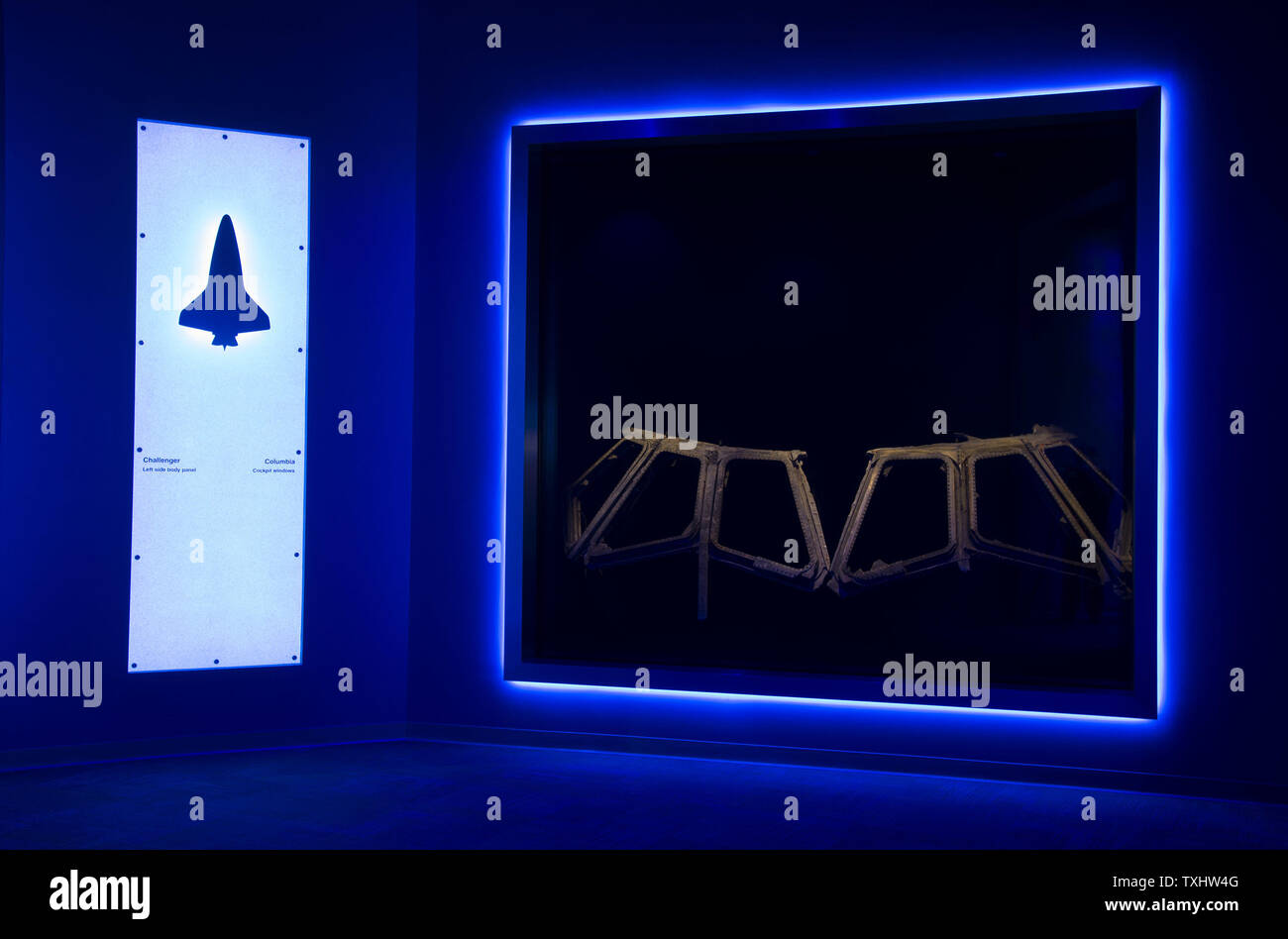 Die neueste Ausstellung "auf ewig in Erinnerung" ist auf dem Display im Kennedy Space Center Visitor am 29. Juni 2016. Die Ausstellung ehrt gefallen Astronauten des Space Shuttle Mission STS-51-L, Shuttle "Challenger" und STS 107, Shuttle "Kolumbien". Reste von jedem Fahrzeug sind für die Anzeige als persönliche Gegenstände der einzelnen Astronauten, der in jedem der Raumsonden umgekommen ausgestellt. Foto von Joe Marino-Bill Cantrell/UPI Stockfoto