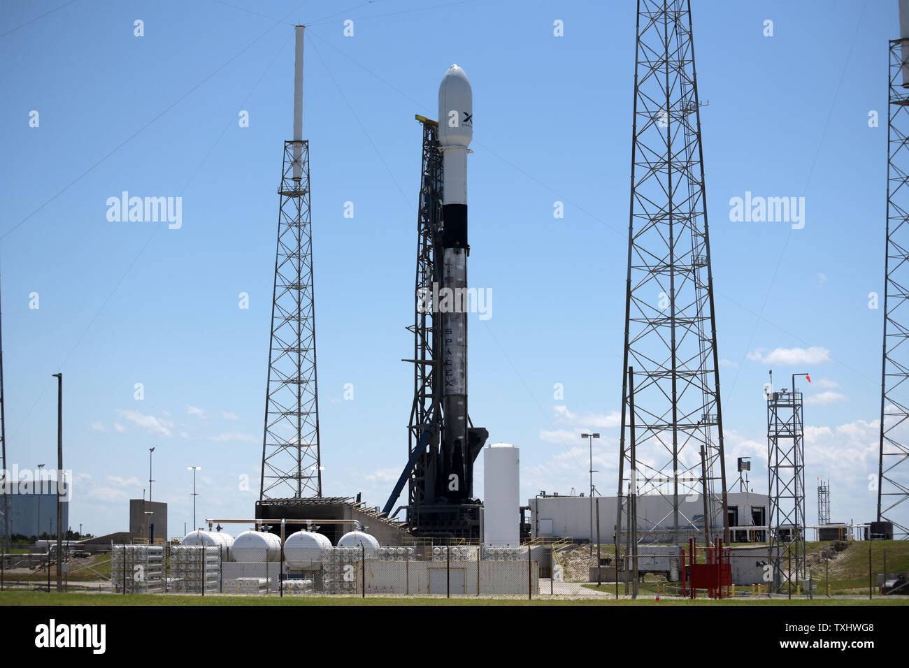 Die SpaceX Falcon 9 Rakete bereit ist, der Firma Starlink Satelliten während 90 Minuten das Fenster öffnen um 10:30 Uhr von Launch Complex 40 auf Cape Canaveral Air Force Station in Florida am 16. Mai 2019. Die Falcon 9 60 Starlink Satelliten mit einem Gewicht von fast 15 Tonnen. Die Starlink ist SpaceX des eigenen Programms mit Global Broadband Communications aus dem Orbit. . Foto von Joe Marino-Bill Cantrell/UPI Stockfoto