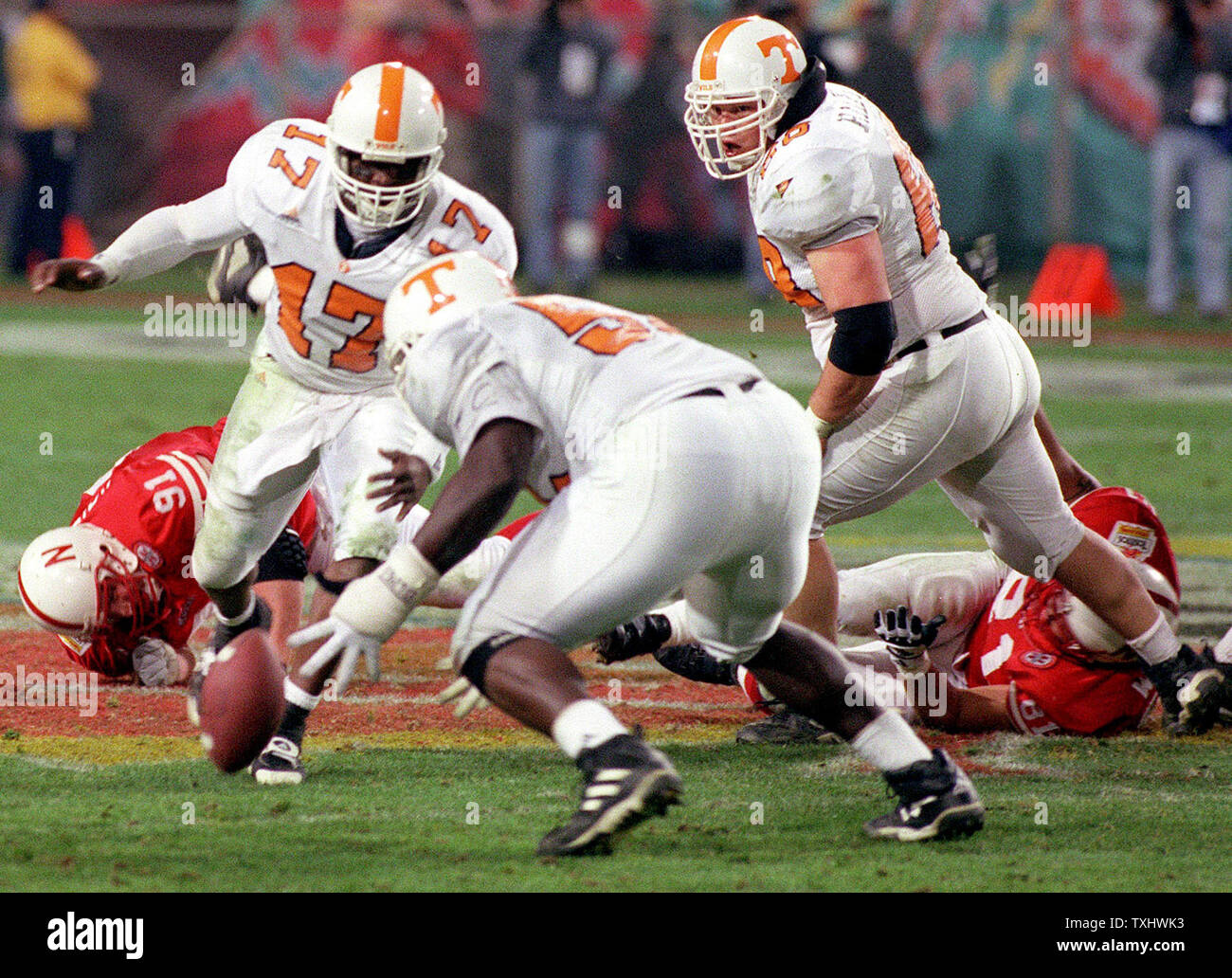 PHO 2000010203 - 02 Januar 2000 - Tempe, Arizona, USA: Tennessee Casey Coleman gewinnt eine lose Ball nach einem Fumble durch Quarterback T-Martin (17) Während der Tostitos Fiesta-Schüssel gegen Nebraska, Januar 2. rg/Wp/Das Befugnisse UPI Stockfoto