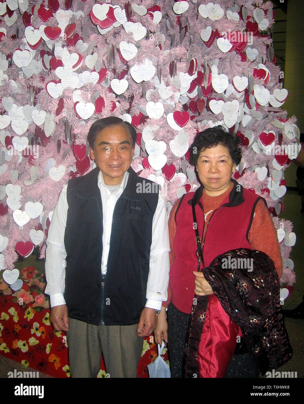 Sie Yong Le und seine wifeÊcelebrate ihre 35 Jahre Ehe durch ein 'Ich liebe dich' Karte von Hongkong Valentine Baum, am 13. Februar 2004 in Hong Kong, China. Ê (UPI Foto/Yan Tai) aufhängen Stockfoto