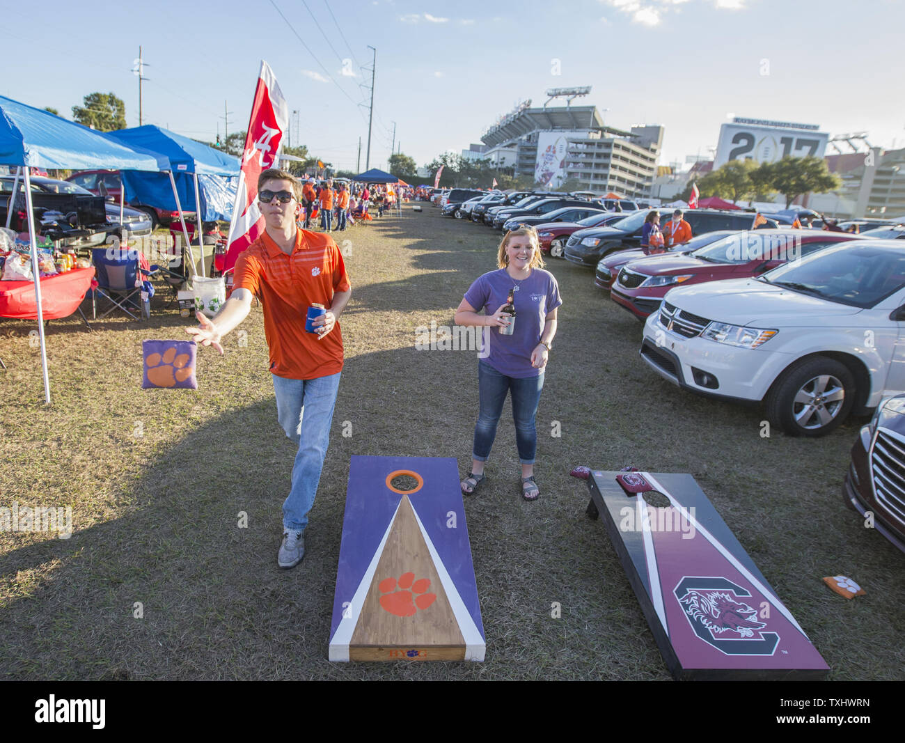 Clemson Ventilatoren Jordan weiß, Links, und Emily Tester ein Spiel in der tailgating Bereich spielen vor dem College Football Endspiel Nationalen 2017 Meisterschaft in Tampa, Florida am 9. Januar 2017. Foto von Mark Wallheiser/UPI Stockfoto