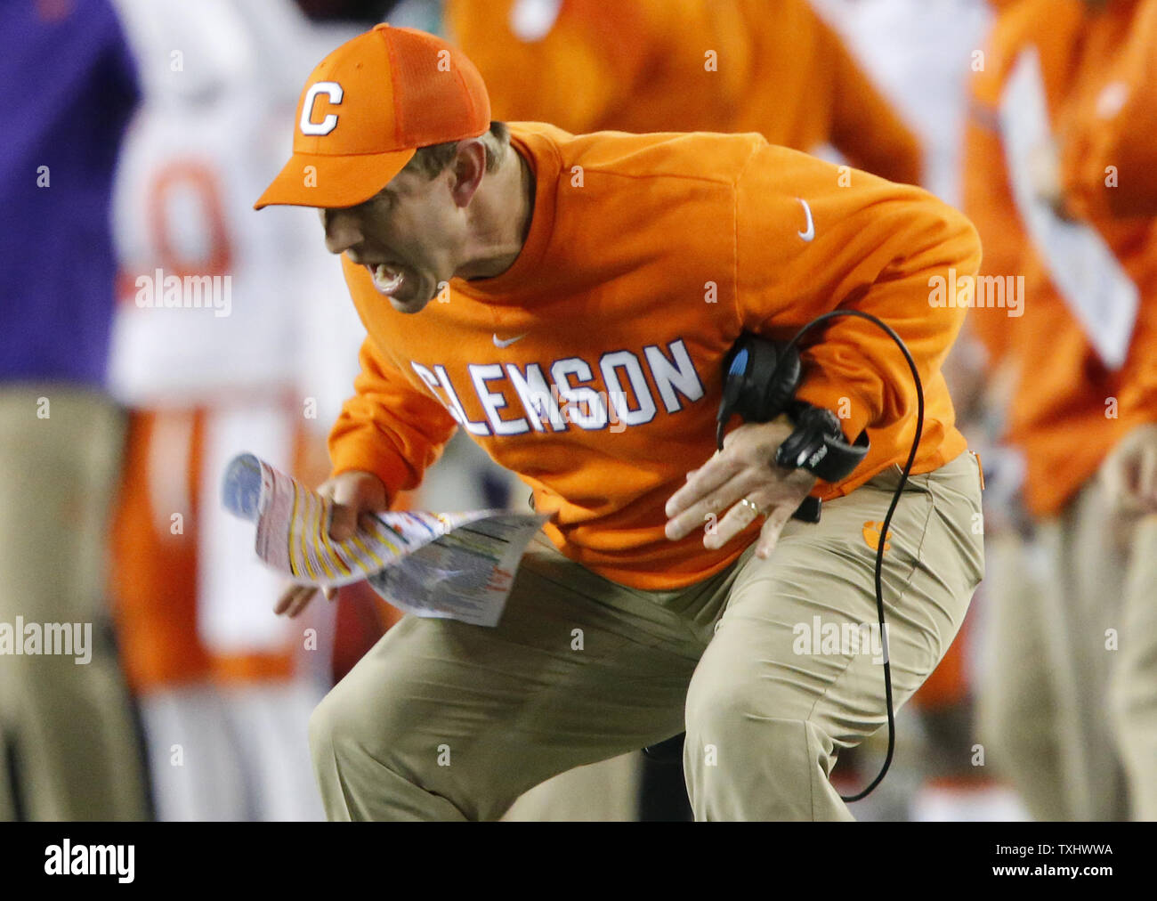 Head Coach Dabo Swinney der Clemson Tiger reagiert auf das Feld im 4. Quartal gegen die Alabama Crimson Tide am College Football Endspiel Nationalen 2017 Meisterschaft in Tampa Florida am 9. Januar 2017. Die Clemson Tiger besiegten die Alabama Crimson Tide 35-31. Foto von Mark Wallheiser/UPI Stockfoto