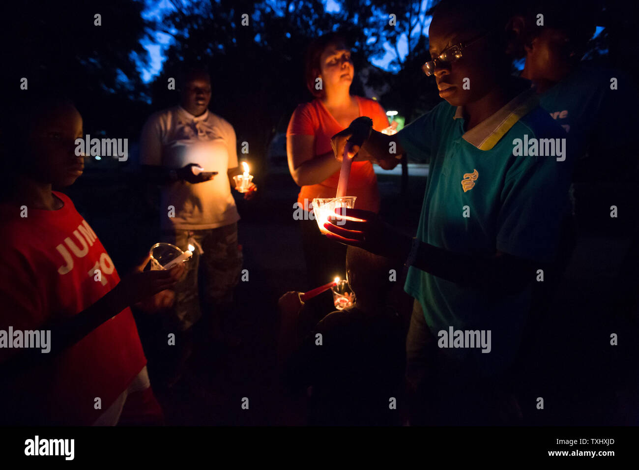 Michael Dont' e Williams, 8, (rechts) und Anthony Hamilton, 4, (links) Während eine Mahnwache am Marion Square am 17. Juni 2015 in Charleston, South Carolina. Ein Verdächtiger, Dylann Dach, 21, war im Zusammenhang mit der Schießerei verhaftet. Foto von Kevin Liles/UPI Stockfoto