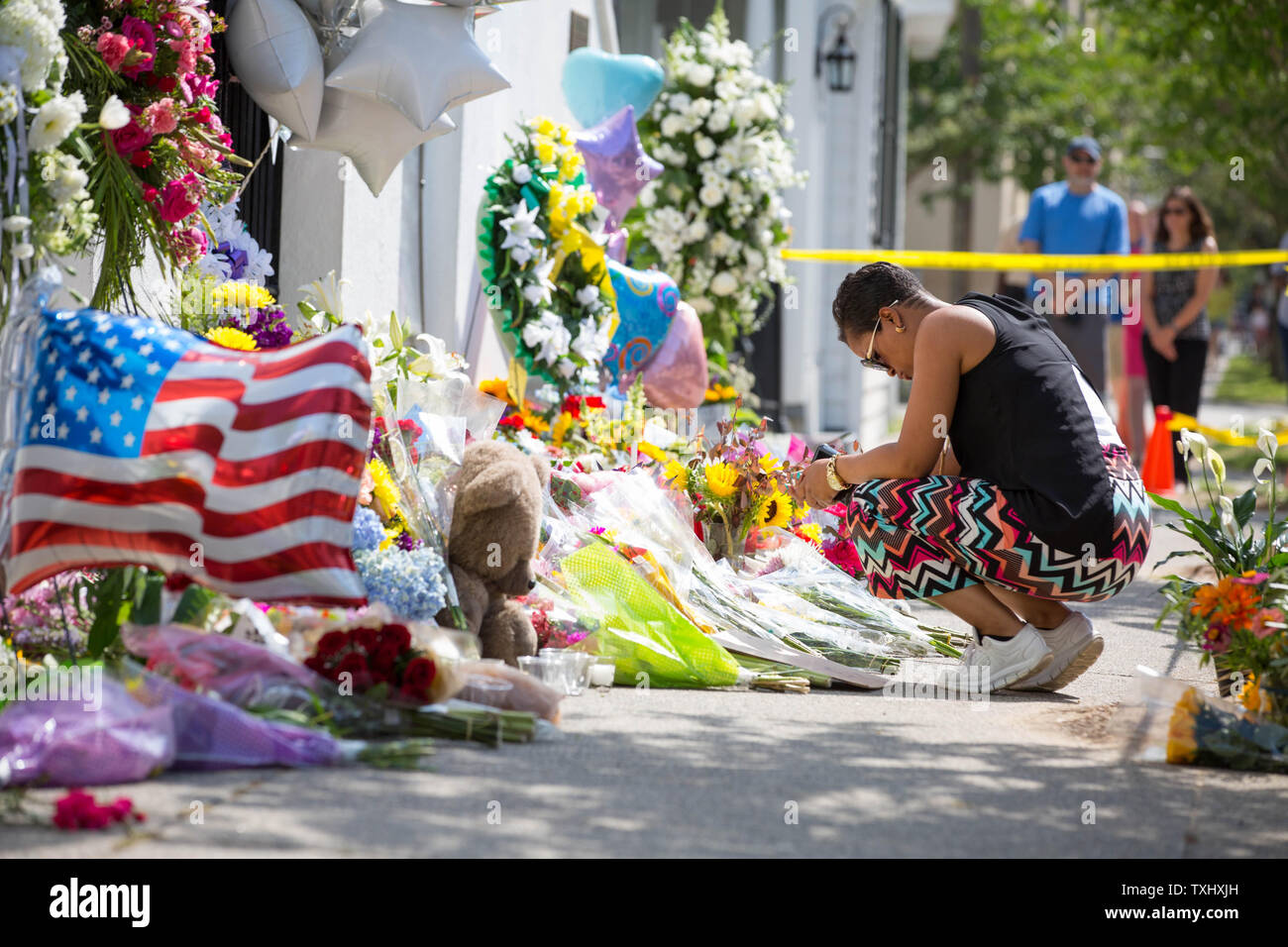 Erica Creel betet außerhalb Emanuel African Methodist Episcopal Church, die am 19. Juni 2015 folgende shootings, die neun Menschen tot, am 17. Juni 2015 in Charleston, South Carolina. Ein Verdächtiger, Dylann Dach, 21, war im Zusammenhang mit der Schießerei verhaftet. Foto von Kevin Liles/UPI Stockfoto