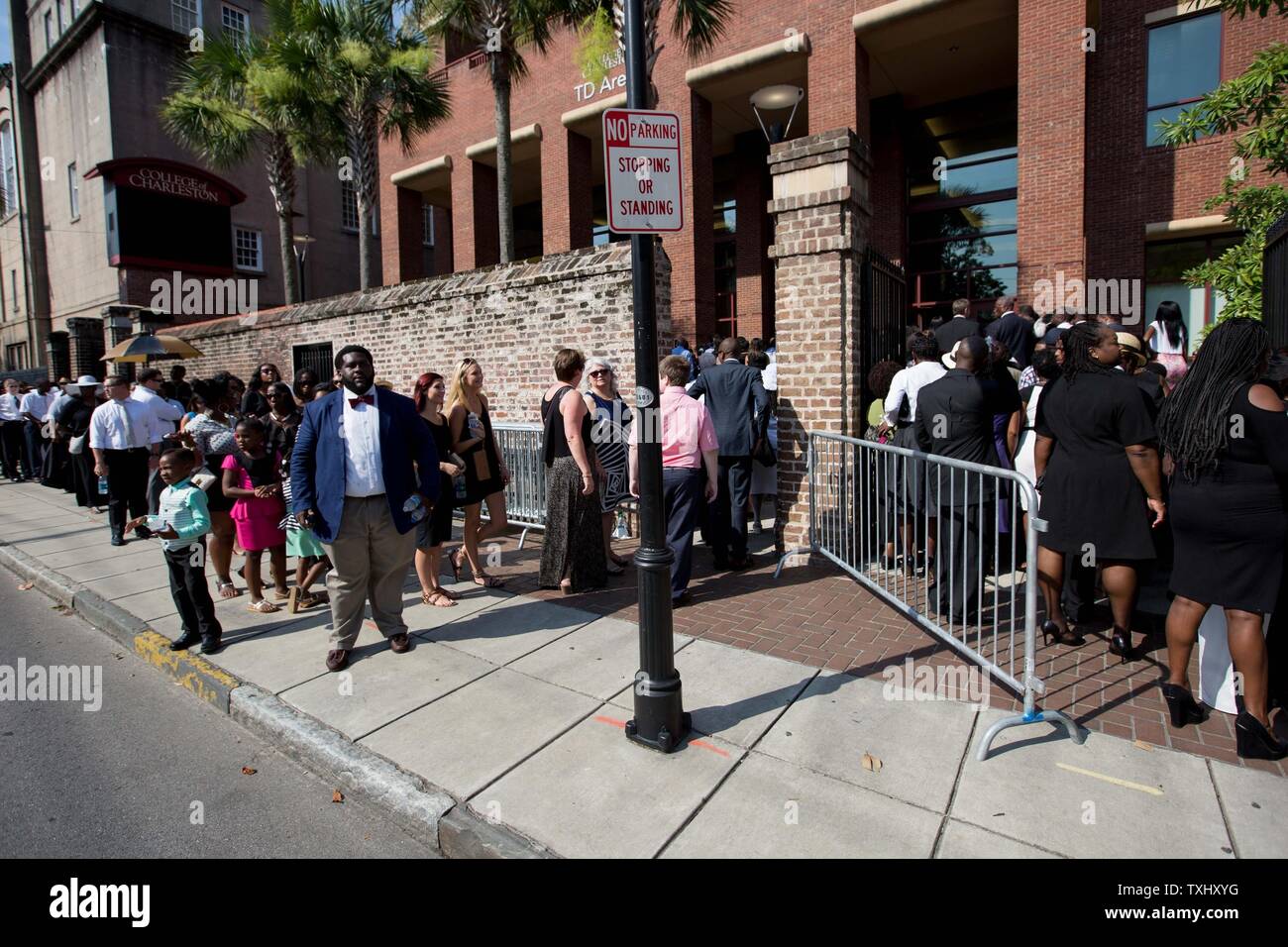 Die Menschen warten außerhalb des TD-Arena in Charleston, South Carolina am 26. Juni 2015 für die Beerdigung von clementa Pinckney, der erschossen wurde und mit acht anderen in Emanuel African Methodist Episcopal Church am 17. Juni 2015 ermordet. Präsident Barrack Obama wird die Laudatio. Ein Verdächtiger, Dylann Dach, 21, war im Zusammenhang mit der Schießerei verhaftet. Foto von Kevin Liles/UPI Stockfoto