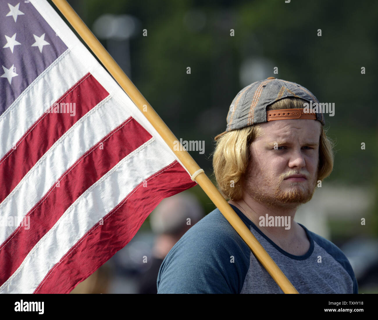 Alex McLaren trägt ein Flag auf provisorischen Denkmal an der US Navy Operational Support Center & Marinekorps-reserve Zentrum in Chattanooga, Tennessee am 20. Juli 2015. Die shootings an zwei verschiedenen Standorten links fünf US-Marines und der Schütze Mohammod Youssuf Abdulazeez tot. Foto von Billy Wochen/UPI Stockfoto