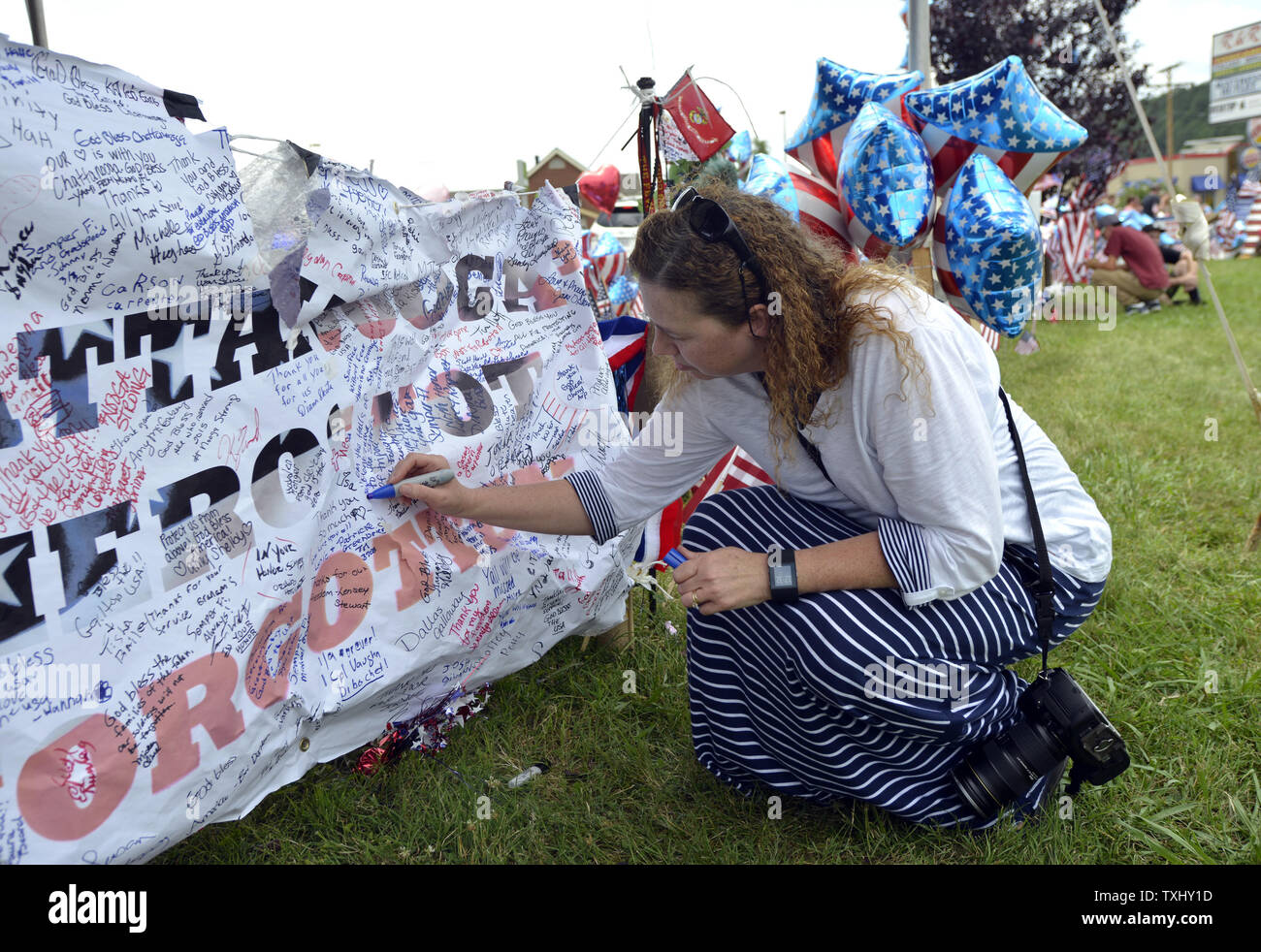 Donna McPherson Zeichen ein Banner auf einen provisorischen Denkmal an der US Navy Operational Support Center & Marinekorps-reserve Zentrum in Chattanooga, Tennessee am 20. Juli 2015. Die shootings an zwei verschiedenen Standorten links fünf US-Marines und der Schütze Mohammod Youssuf Abdulazeez tot. Foto von Billy Wochen/UPI Stockfoto